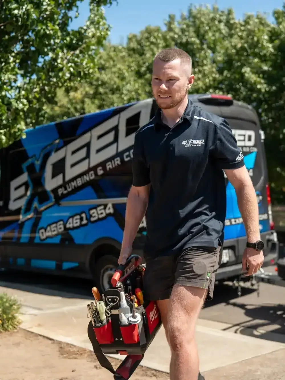 Local plumber arriving at a Munno Para home
